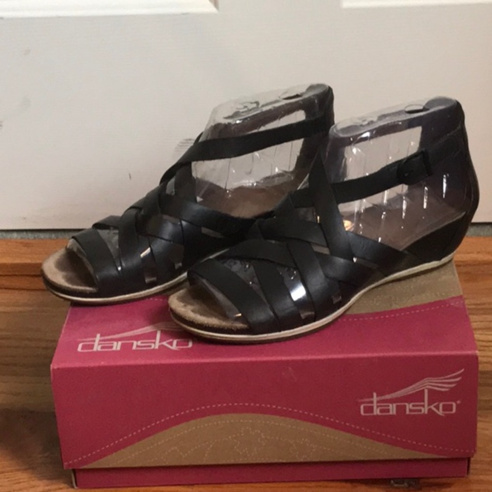 Dansko Vivian Vintage Pull Black Leather Sandals Sz 39 (8.5-9US). Gently used